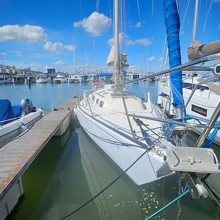Hotel na wodzie Boat Puma 34